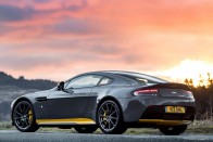 Aston Martin hétfokozatú kézi váltóval 37
