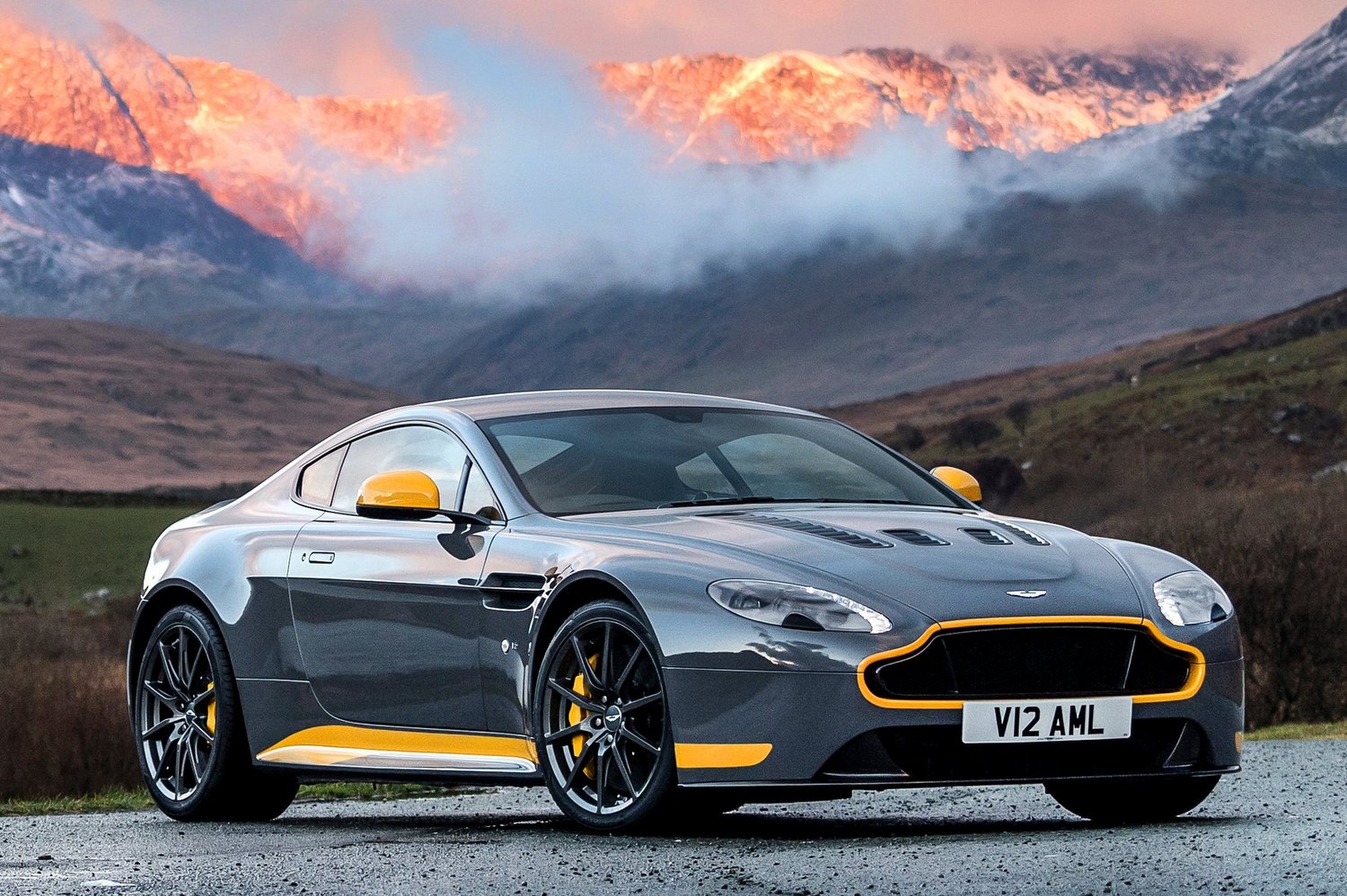 Aston Martin hétfokozatú kézi váltóval 17