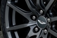 Aston Martin hétfokozatú kézi váltóval 44