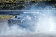 Aston Martin hétfokozatú kézi váltóval 31