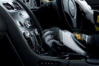 Aston Martin hétfokozatú kézi váltóval 33