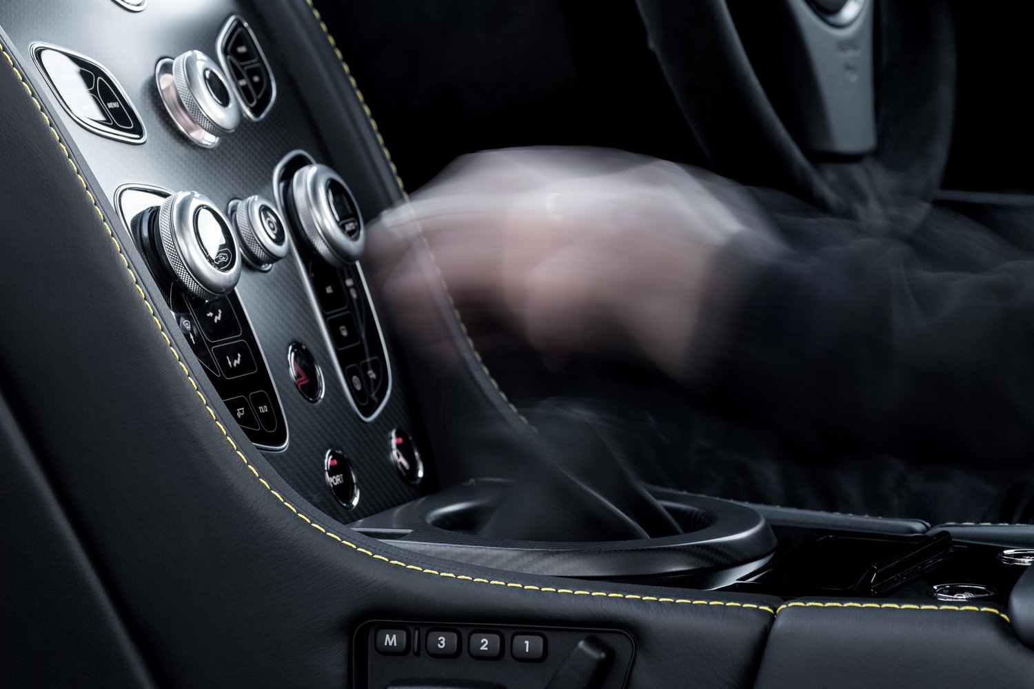 Aston Martin hétfokozatú kézi váltóval 13