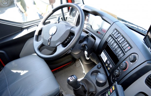 A vezető környezet kissé szűkös, ennél jobban nem lehet hátrébb tolni az ülést. 