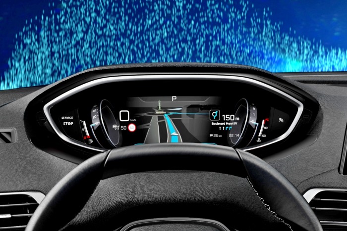 Több 12 hüvelyknél az új digitális műszeregység legnagyobb mérete. A műszeregység teljesen személyre szabható, itt a sebesség- és a fordulatszámmérő csak egy-egy tárcsa a kijelző szélén, mert a fő helyet a 3D-s navigáció foglalja el