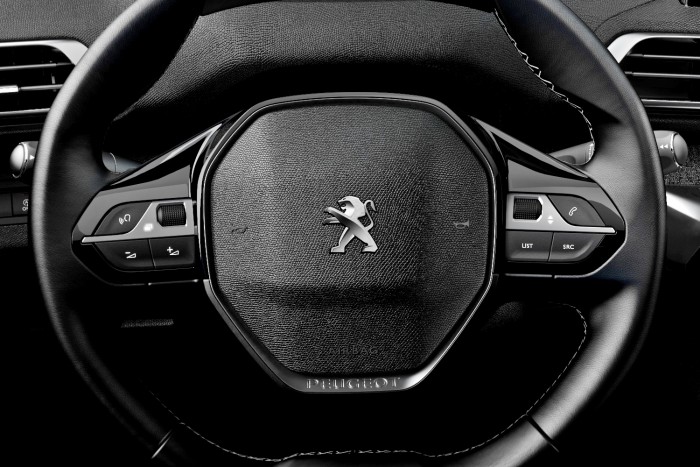 Kevesebb a gomb a kormányon is, de a legfontosabbak ott vannak