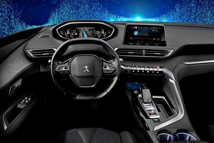 Szinte minden személyre szabható a hangulatvilágítás színétől, fényerejétől, a szag- és hanghatásokon keresztül egészen a kijelzőkön megjelenített információkig