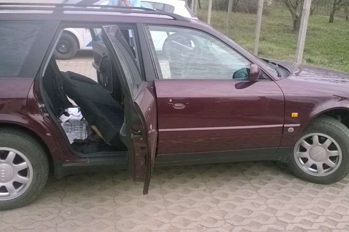 Így rejtenek egy kocsiba 1,5 milliónyi cigit