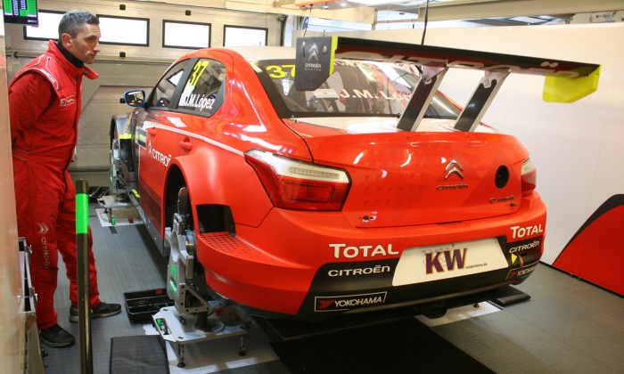 Brutálisan szélesek a WTCC autók. Épp futómű-állításon van José Maria Lopez Citroënje