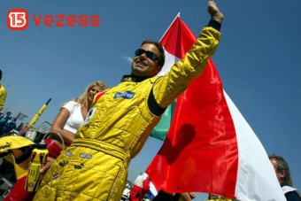 Szaddám szobra ledől, Baumgartnerét ácsolják