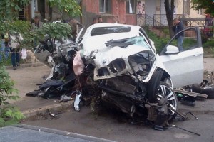 Pokoli látvány a 200 felett fának hajtó BMW