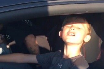 A 11 éves srácnak bejött az élet, luxusautóval gyorsul