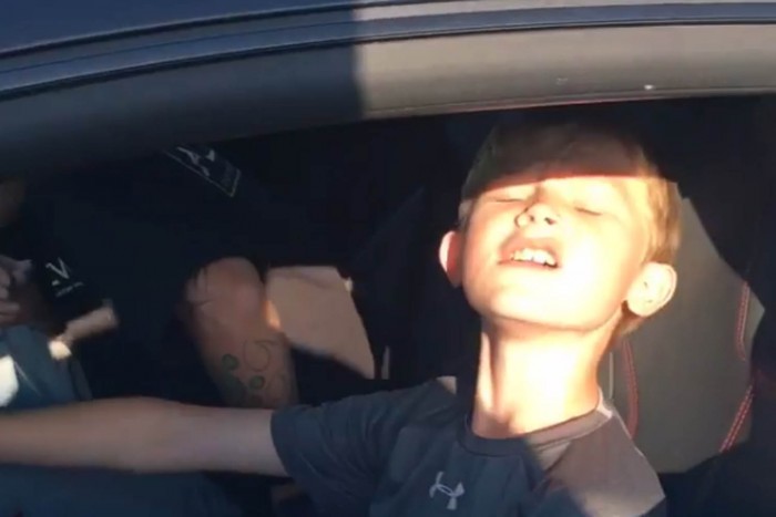 A 11 éves srácnak bejött az élet, luxusautóval gyorsul