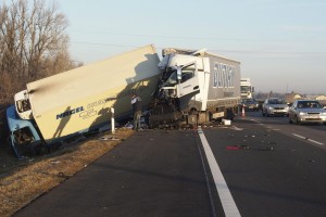 Kegyetlen dugó az M5-ösön, két teherautó ütközött