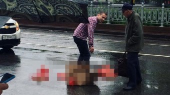 Kínos jelenet egy kupac szexjátékkal az utcán