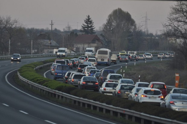 Az M7-es már délben tele volt a Balaton felé