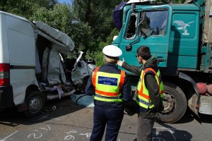 Gyerekek sérültek meg, teljes útzár a 4-es főúton