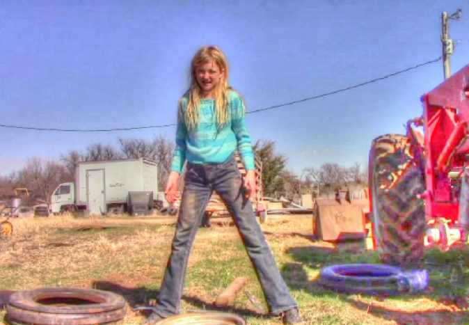 11 éves kislány cseréli a traktor kerekét