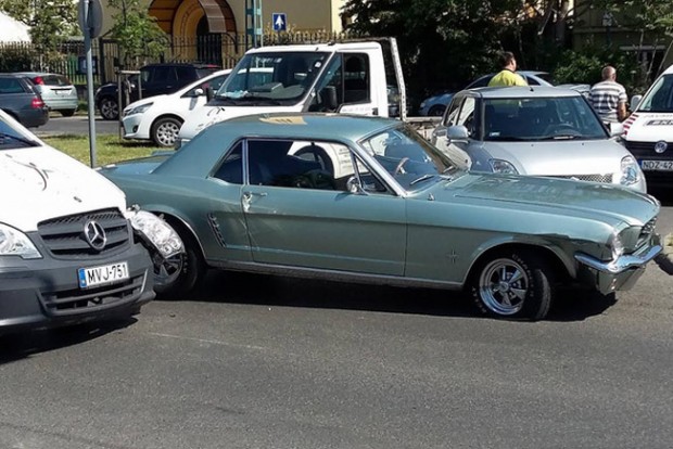 Csodás Mustangot tört össze az olimpiai bajnok pólós