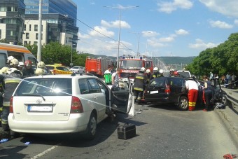 Ezért dugult be az Árpád híd környéke, fotók a balesetről