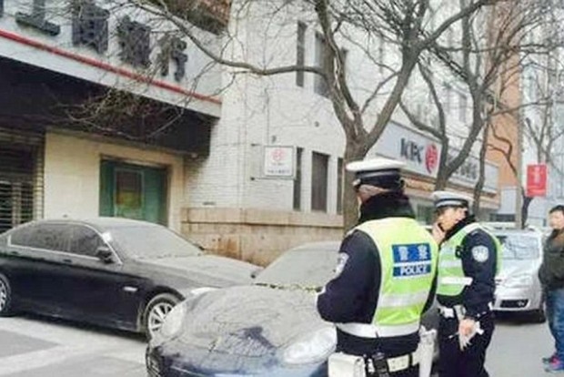 A rendőrök csak a fejüket vakarják, nem nyúlhatnak a kocsikhoz