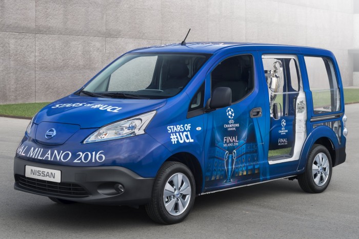 Lemeztelenített NV200-e, gyomrában a kupával (további képekért katt ide!)