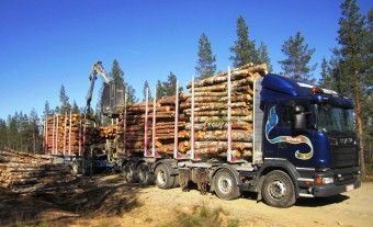 Méretes rönkszállítót tesztelnek a finnek