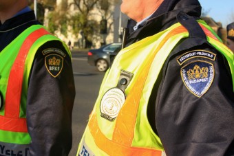 Autójával tolta a köztereseket egy felbosszantott férfi