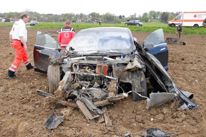 Iszonyatos balesetet élt túl öt tinédzser 2 Tesla Model S baleset Németországban