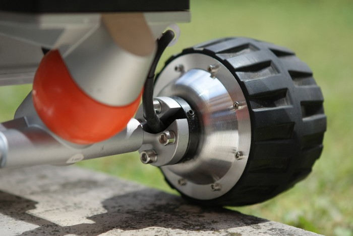 Egy darab hajtott kereke van, a jobb hátsó