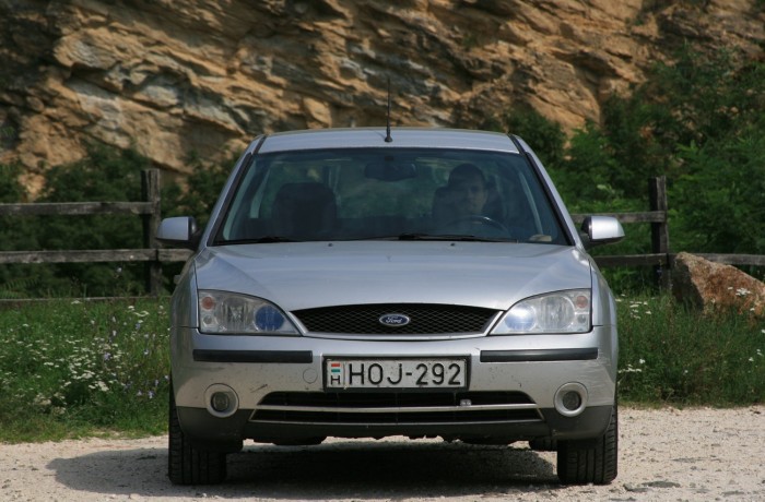 2001-es Mondeo: szürke és jellegtelen, de jó vezetni