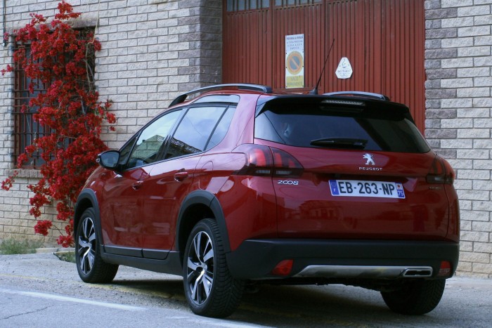 Peugeot 2008: terepjárósabb, mégsem fogyaszt többet 4 Új a városi vészfékező rendszer, amely 30 kilométer/órás sebességig automatikus fékezéssel csökkenti a ráfutásos baleset esélyét
