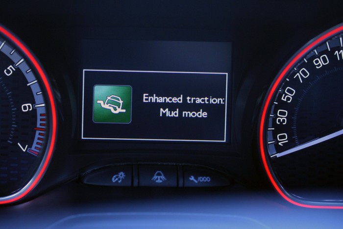 Sár üzemmódban az egyik oldalon kipörgő kereket hozzáfékezi a szoftver a jobban tapadóhoz, segítve a kapaszkodást