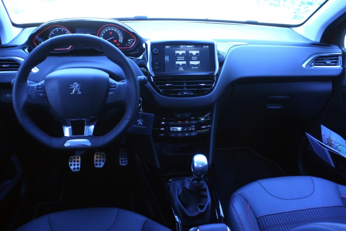 Peugeot 2008: terepjárósabb, mégsem fogyaszt többet 5 7,0 hüvelyk a feláras érintőképernyő átmérője. Androidos telefonok és az iPhone képernyője is tükrözhető rá, tehát itt érhetjük el a telefon bizonyos funkcióit