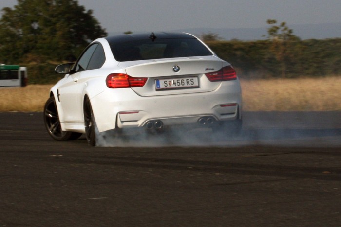 Élményben az M4 lelépte a sportautóként nehezen értelmezhető hibridszobrot, a BMW i8-ast