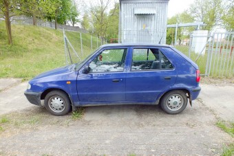 Benzint töltött ismerőse autójába, aztán ellopta