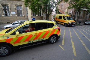 Miért megy személyautó a mentő előtt?