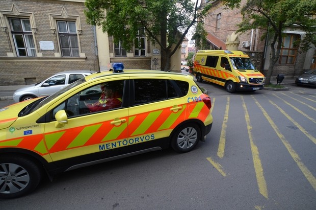 Miért megy személyautó a mentő előtt?