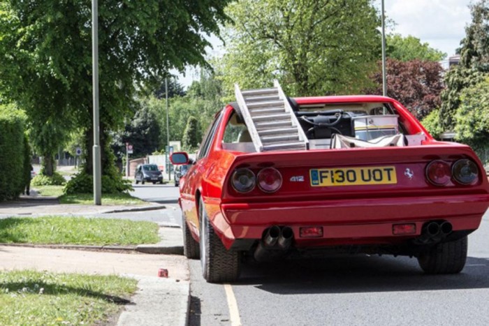 Top 10: Ritka és őrült platós átalakítások 1 A London Motor Group elkészítette a világ állítólag első Ferrari kisteherautóját. Alapját egy Ferrari 412 adta, amit alig 1,8 millió forintért vásároltak, majd újítottak fel, és kapott egy 137 centiméteres platót, no meg amerikai szívet. Az olasz V12 helyett egy Chevrolet V8-as dübörög benne.