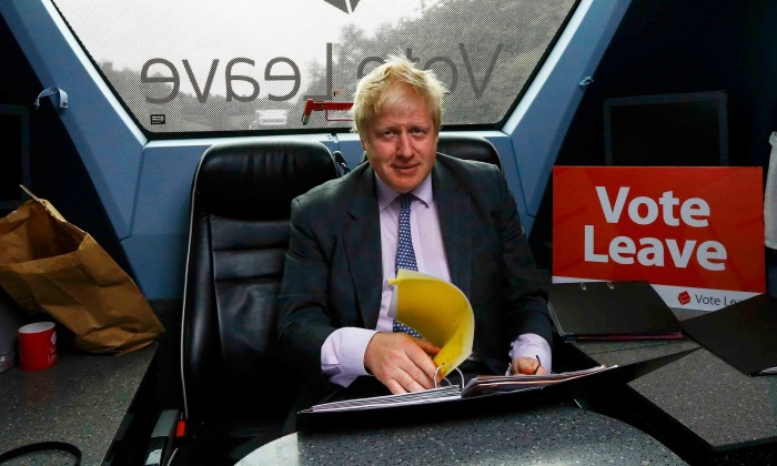 Német busszal kampányol a Brexit mellett London volt főpolgármestere 1