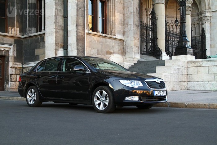 Durván cserélgeti a kormány a hivatali autókat