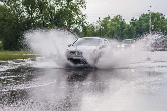 A hazai autós bunkóságok top 10-e 8 | Vezess Pocsolyába hajtani járda mellett igazi bunkóság