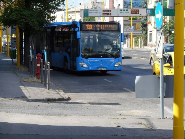 A hazai autós bunkóságok top 10-e 7 | Vezess Elfogyó sávból illik kiengedni legalább egy járművet magunk elé, még akkor is, ha az egy nagy jármű