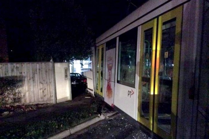 Kisiklott villamos rombolt le egy családi házat