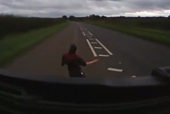 Poénból ugrálnak kamion elé a tinik - Videó