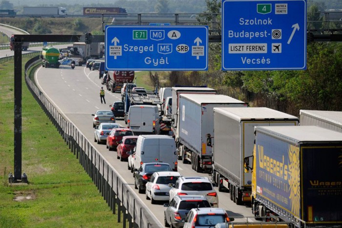 Teljes útzár az M0-áson, az M5-ről is leterelik az autókat