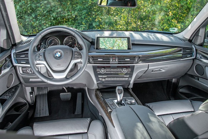 Melyik a legjobb prémium SUV? 11 Egy kicsit igényesebben illett volna berendezni és kidolgozni az utasteret, de kezelhetőségben továbbra is utolérhetetlen az X5-ös