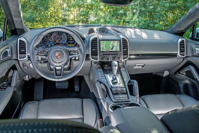 Melyik a legjobb prémium SUV? 8 Így kell kinéznie egy kabinnak, hogy Porschének érződjön - legalábbis a gyártó szerint. Akad néhány felesleges, a kezelhetőséget nehezítő gomb
