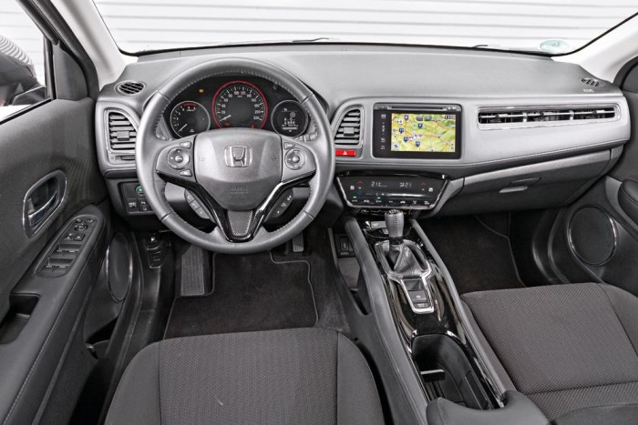 Mit tud a Honda városi terepese a Mazda ellen? 8 A Honda utastere sokkal divatosabb a kissé régimódi karosszériánál. Elegáns középkonzol, apró váltókar, és alatta egy tárolórekesz