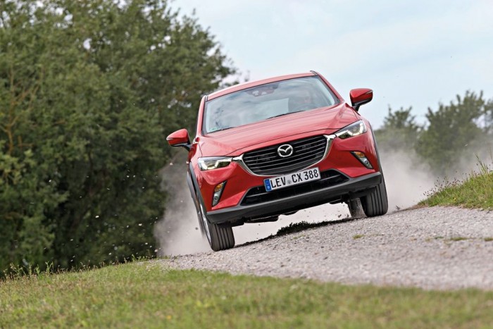 Mit tud a Honda városi terepese a Mazda ellen? 3 126 kilóval könnyebbnek bizonyult a mérlegen a Mazda CX-3. Ennek megfelelően a 15 lóerővel gyengébb motorja ellenére is tartja a lépést a HR-V-vel, hasonló fogyasztás mellett