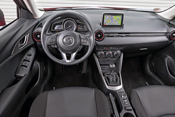 Mit tud a Honda városi terepese a Mazda ellen? 7 Jó kidolgozású, de meglehetősen egyszerű a kabin kialakítása. A színes kijelző minden dízel modellhez alapáron jár